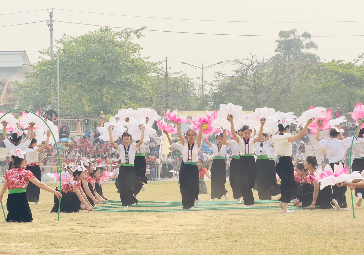 Hơn 2.000 người tham gia "Điện Biên - điểm hẹn xòe hoa" 
