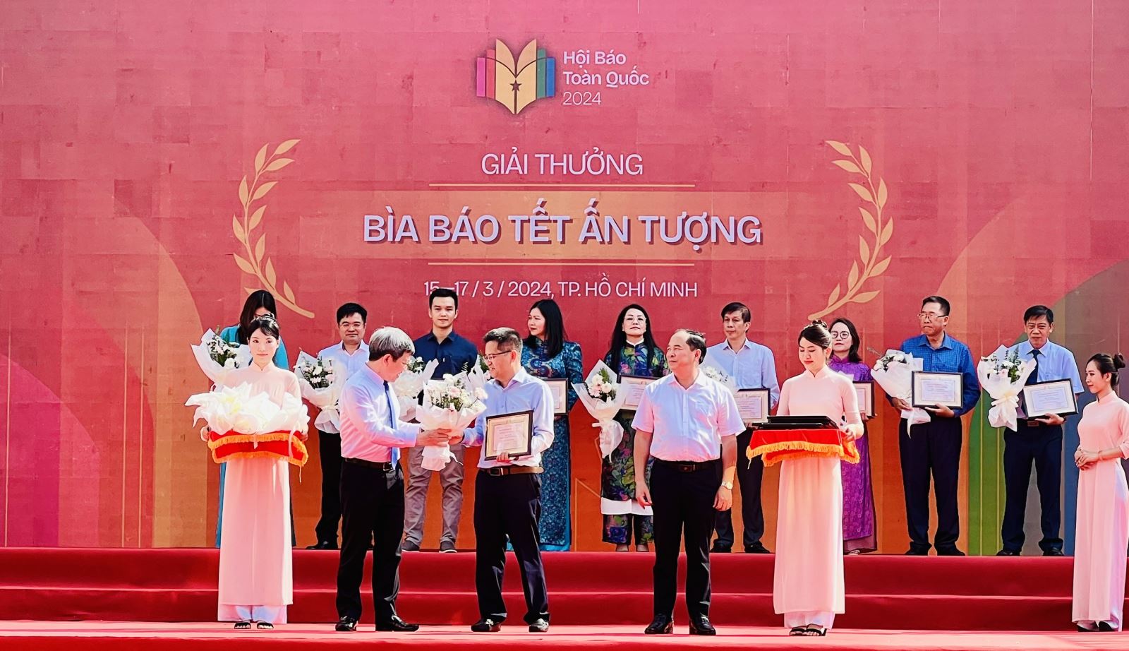 Tạp chí Văn hóa Nghệ thuật đoạt giải Bìa báo Tết ấn tượng tại Hội Báo toàn quốc 2024