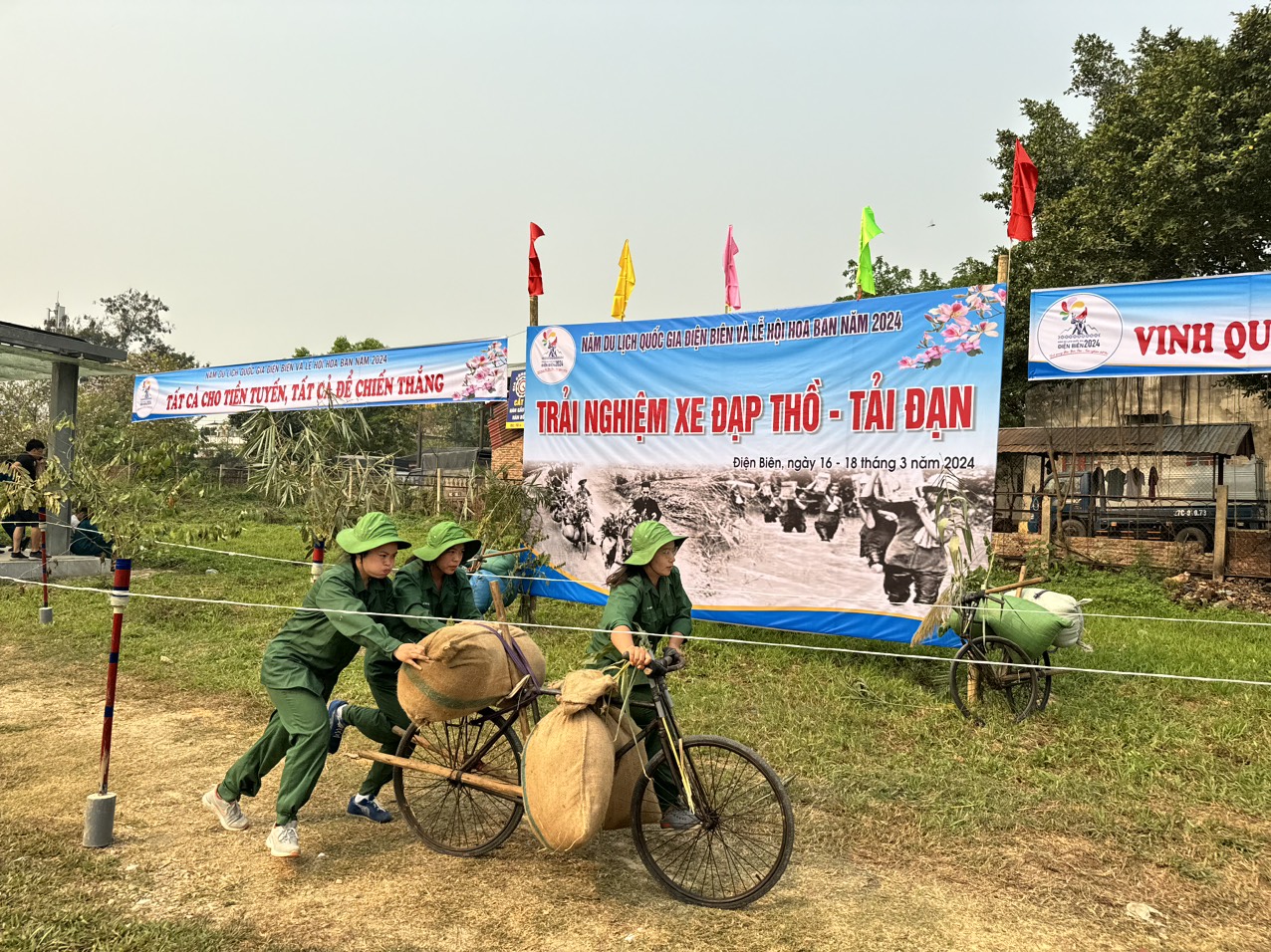 Thi đẩy xe đạp thồ, tải đạn - tái hiện hình ảnh hào hùng của dân tộc trong kháng chiến chống Pháp