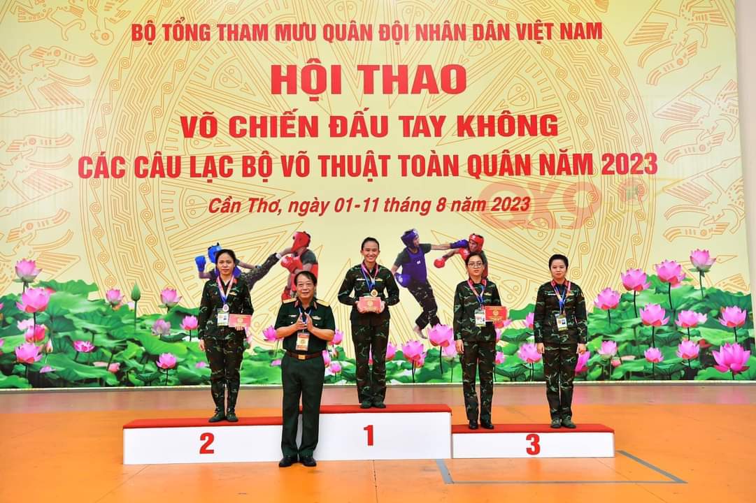 Với sức trẻ tràn đầy sức sống và thường xuyên rèn luyện năng khiếu võ thuật... kết thúc Hội thao võ chiến đấu tay không các câu lạc bộ võ thuật toàn quân năm 2023 do Bộ Tổng tham mưu Quân đội nhân dân Việt Nam tổ chức hồi giữa tháng 8/2023, nữ sĩ quan Trần Thị Phụng (ảnh) đang công tác tại Ban chỉ huy Quân sự huyện Tam Nông, tỉnh Đồng Tháp đã xuất sắc giành Huy chương Đồng nhóm tuổi 28 - 27, hạng cân 51kg - 54kg nữ. Trước đó, nữ Trung úy Trần Thị Phụng cũng đã giành Huy chương Vàng tại Hội thao võ chiến đấu tay không các câu lạc bộ võ thuật Quân khu. Đây là nền tảng vững chắc để Trung úy Phụng tiếp tục rèn luyện thể lực, trao dồi năng khiếu... thực hiện ước mơ đạt được những thành tích cao hơn nữa trong tương lai.
