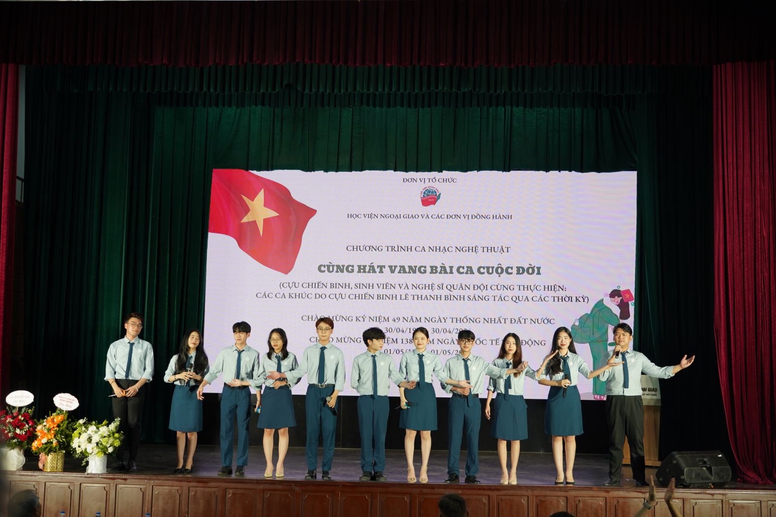 "Cùng hát vang bài ca cuộc đời"