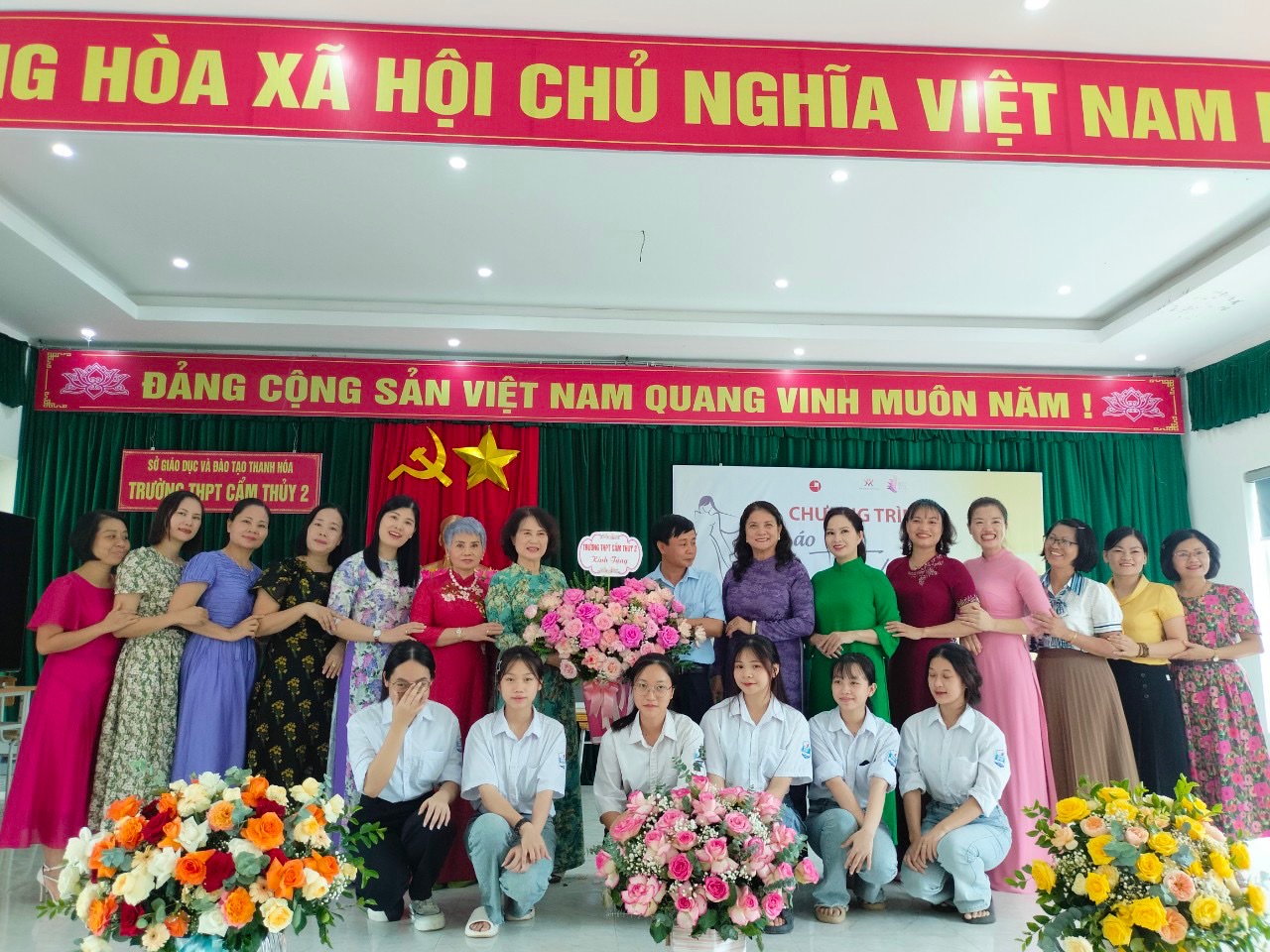 Trao tặng “Nếp áo thanh xuân” cho giáo viên và nữ sinh vùng cao 
