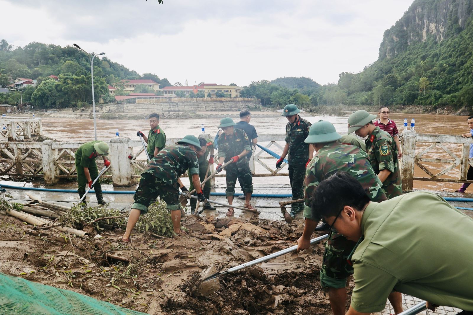 Sáng ngời tinh thần trách nhiệm vì nước, vì dân của các lực lượng vũ trang nhân dân
