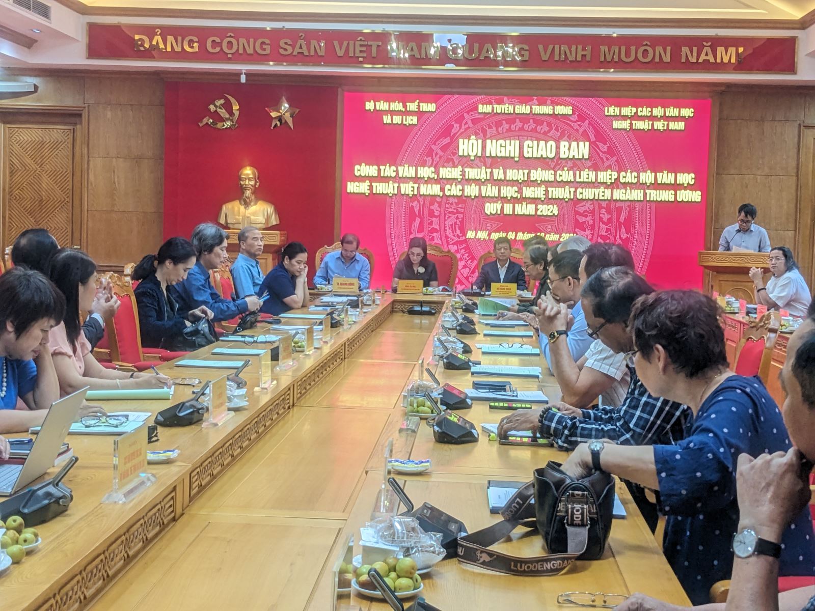 Xây dựng, hoàn thiện các văn bản hướng dẫn thực thi pháp luật, thúc đẩy phát triển VHNT