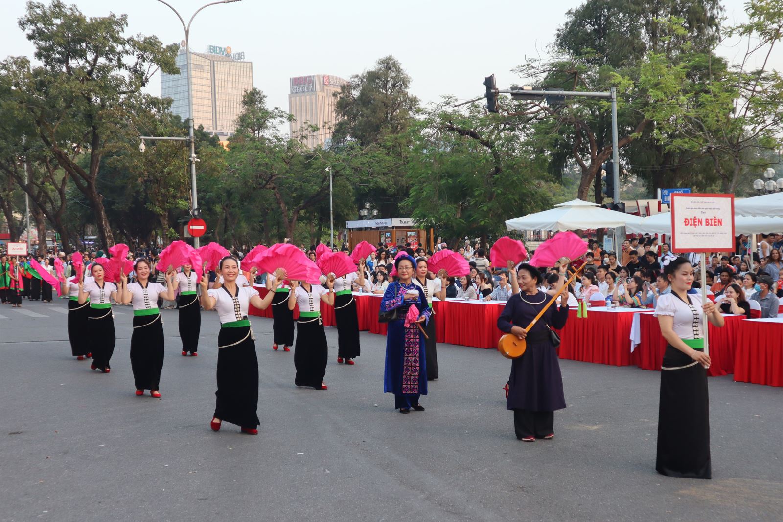 Diễu hành bên hồ Hoàn Kiếm, tôn vinh văn hóa truyền thống của các dân tộc Tày, Nùng, Thái