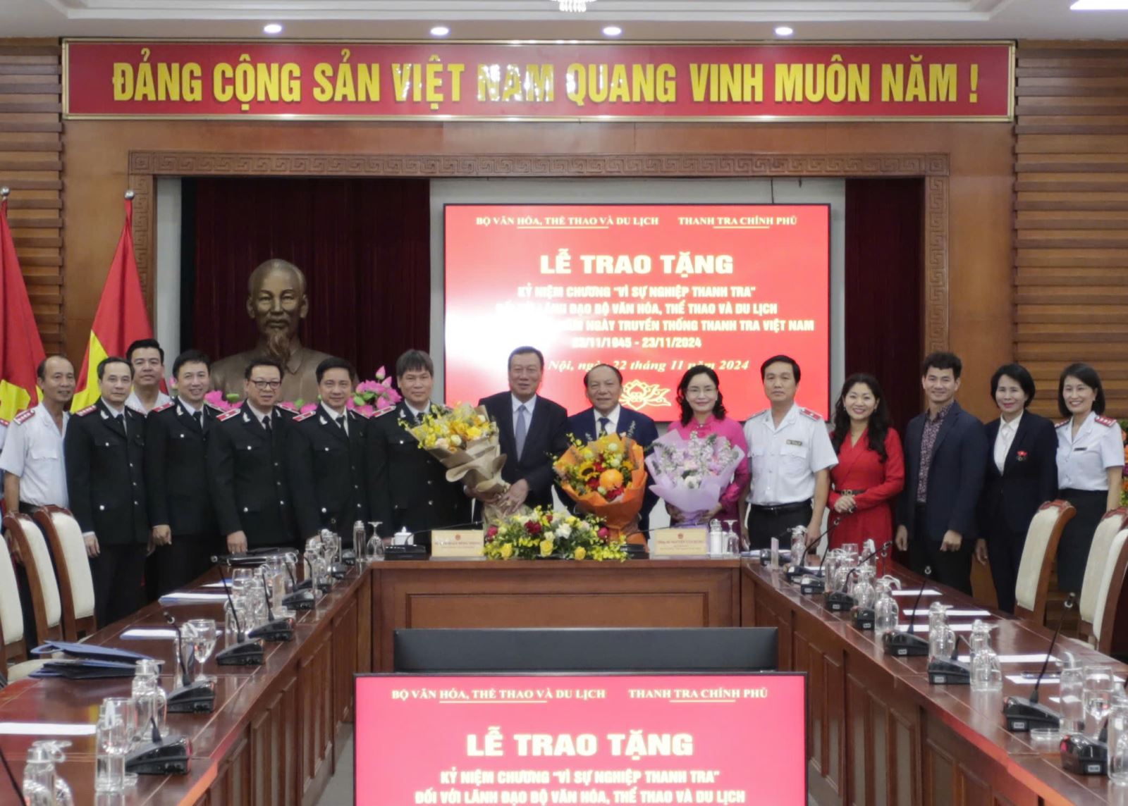 Trao tặng Kỷ niệm chương Vì sự nghiệp Thanh tra đối với Bộ trưởng Nguyễn Văn Hùng và Thứ trưởng Trịnh Thị Thủy