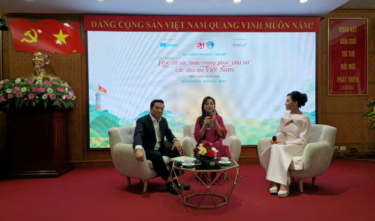 Ra mắt cuốn sách: “Du khảo - Rực rỡ sắc màu trang phục phụ nữ các dân tộc Việt Nam”