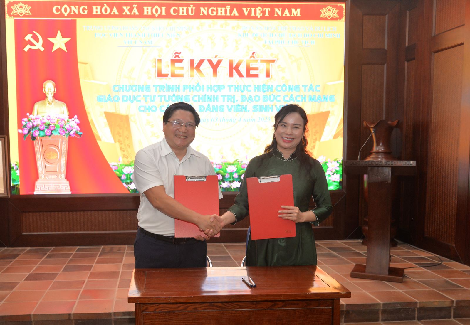 Lễ ký kết Chương trình phối hợp hoạt động giữa Khu Di tích Chủ tịch Hồ Chí Minh tại Phủ Chủ tịch và Học viện Thanh thiếu niên Việt Nam