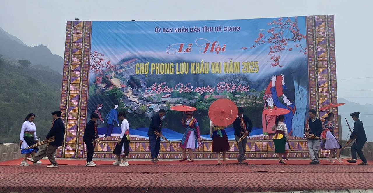 Lên Mèo Vạc xem múa khèn, múa trống...