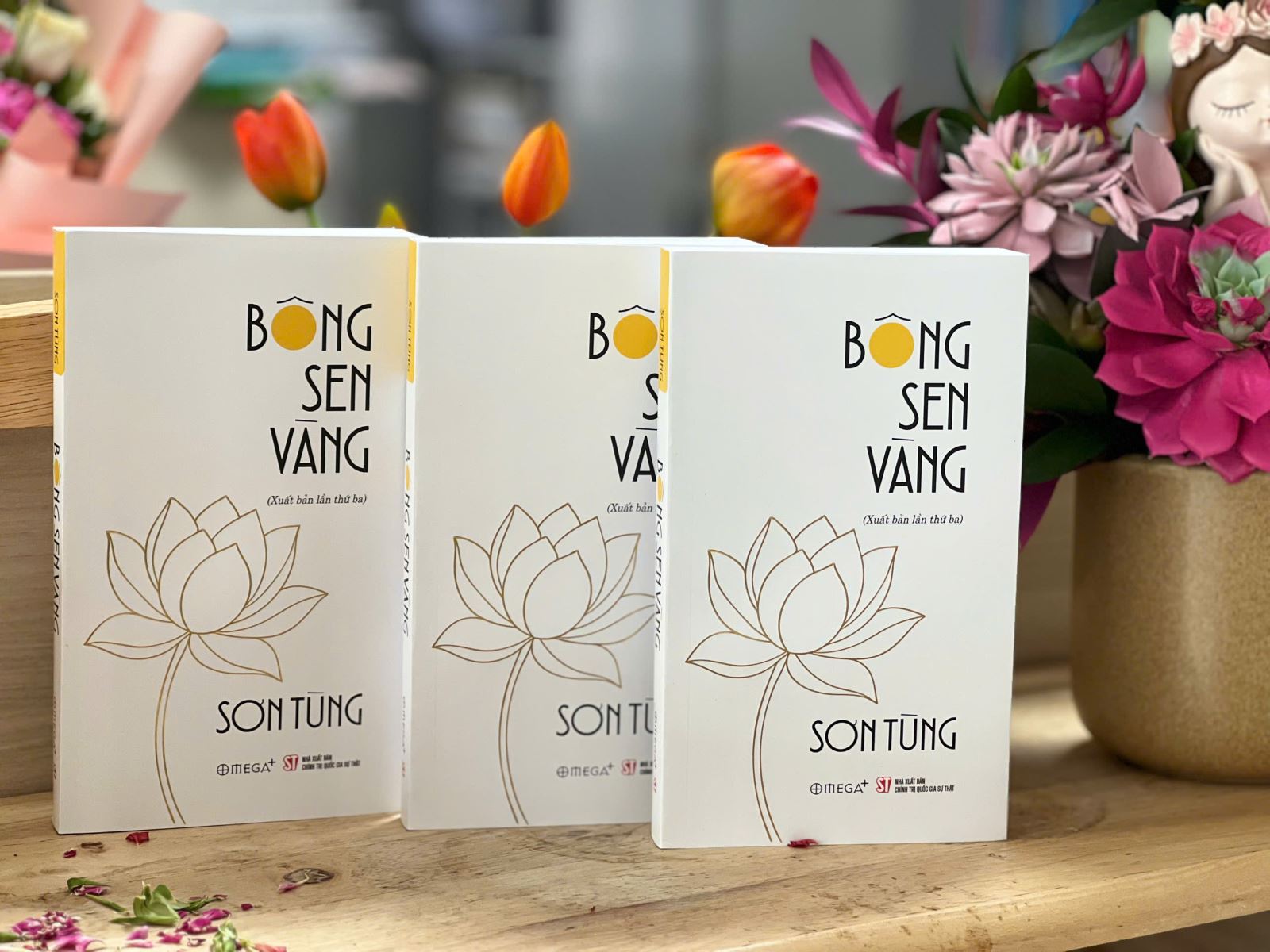 Tái bản cuốn sách “Bông sen vàng”