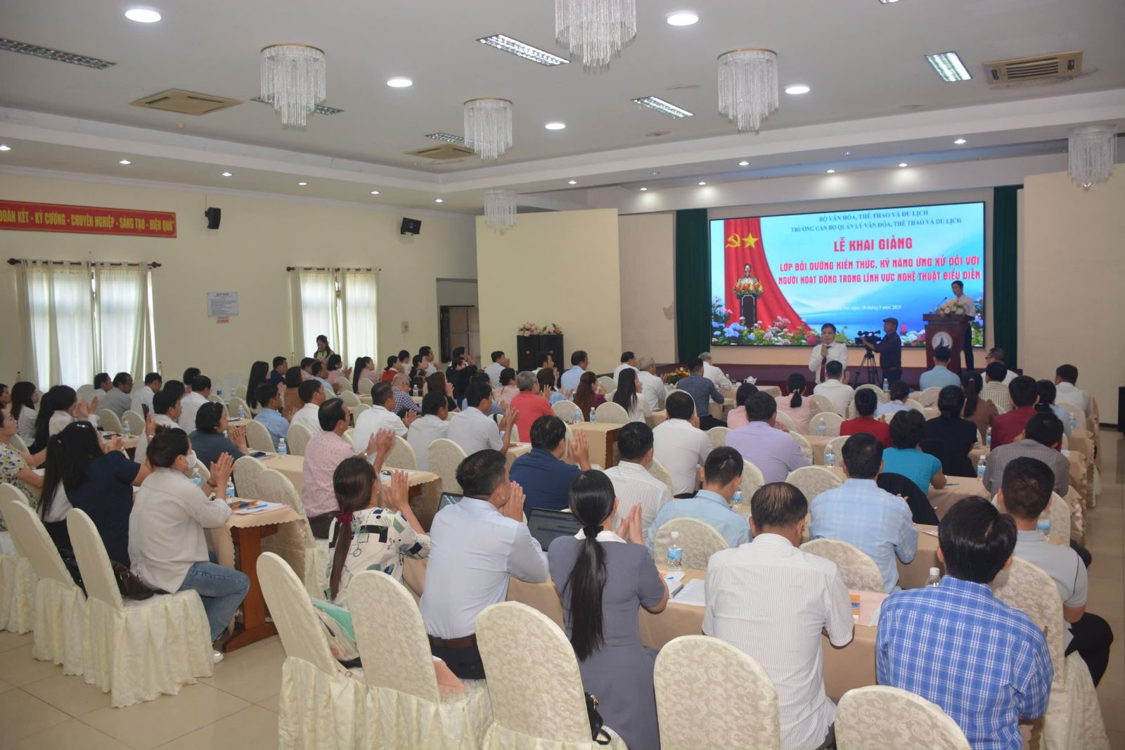 Mở lớp Bồi dưỡng kiến thức, kỹ năng ứng xử đối với người hoạt động trong lĩnh vực nghệ thuật biểu diễn