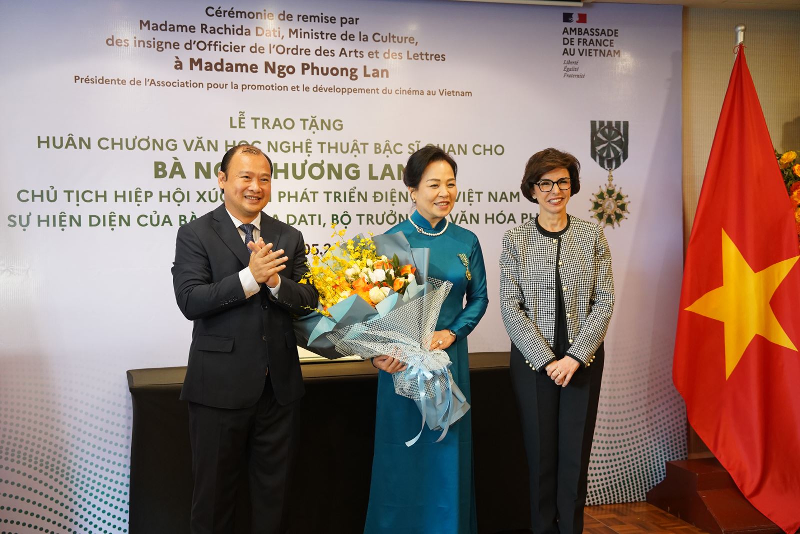 Trao tặng Huân chương Văn học Nghệ thuật bậc sĩ quan cho bà Ngô Phương Lan