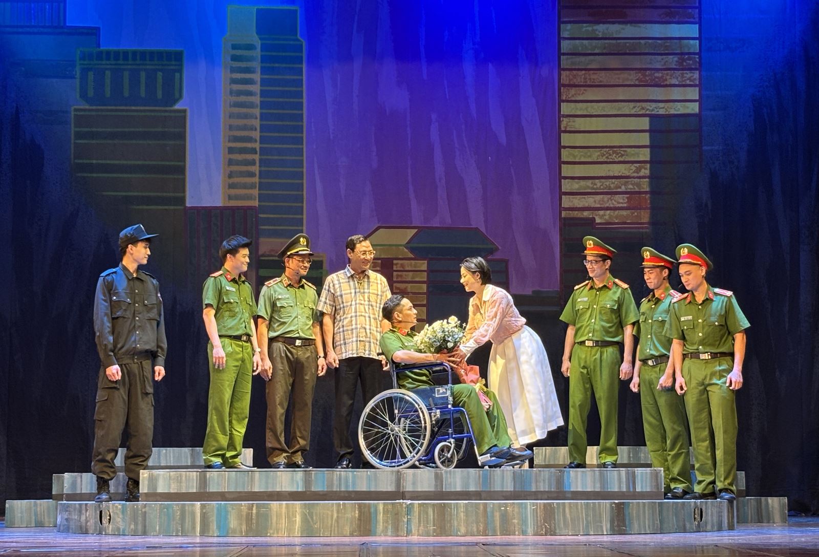 "Đối mặt" - Vở diễn khai thác góc nhìn khác về đề tài chiến sĩ công an