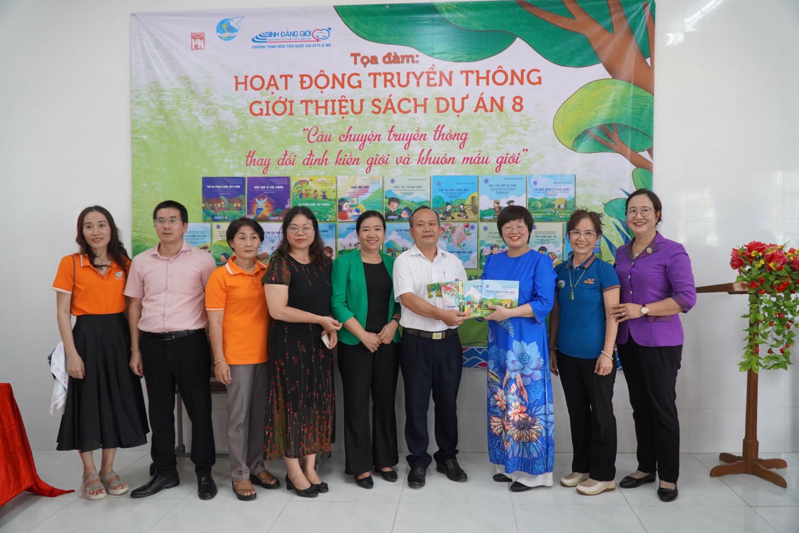 Mang sách đến với đồng bào dân tộc thiểu số