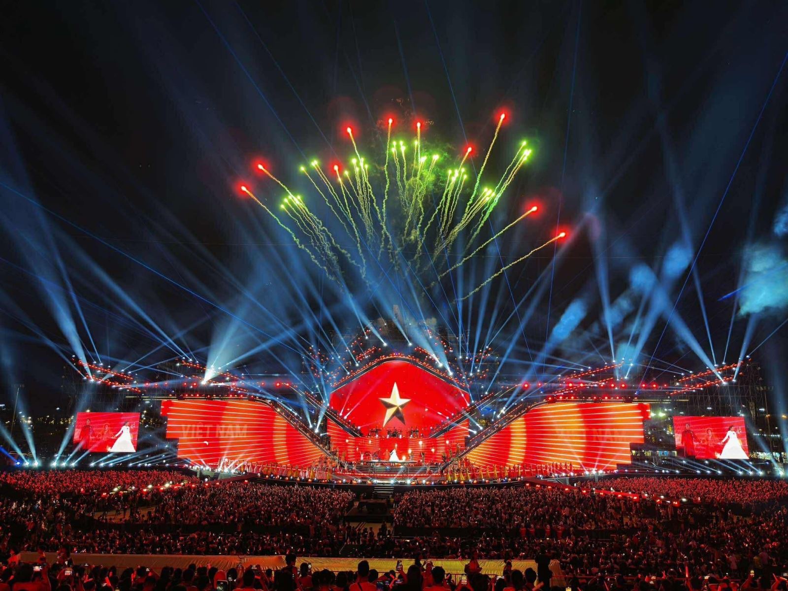 “V Concert - Rạng rỡ Việt Nam”: Đêm hội âm nhạc bùng nổ cảm xúc và tự hào dân tộc