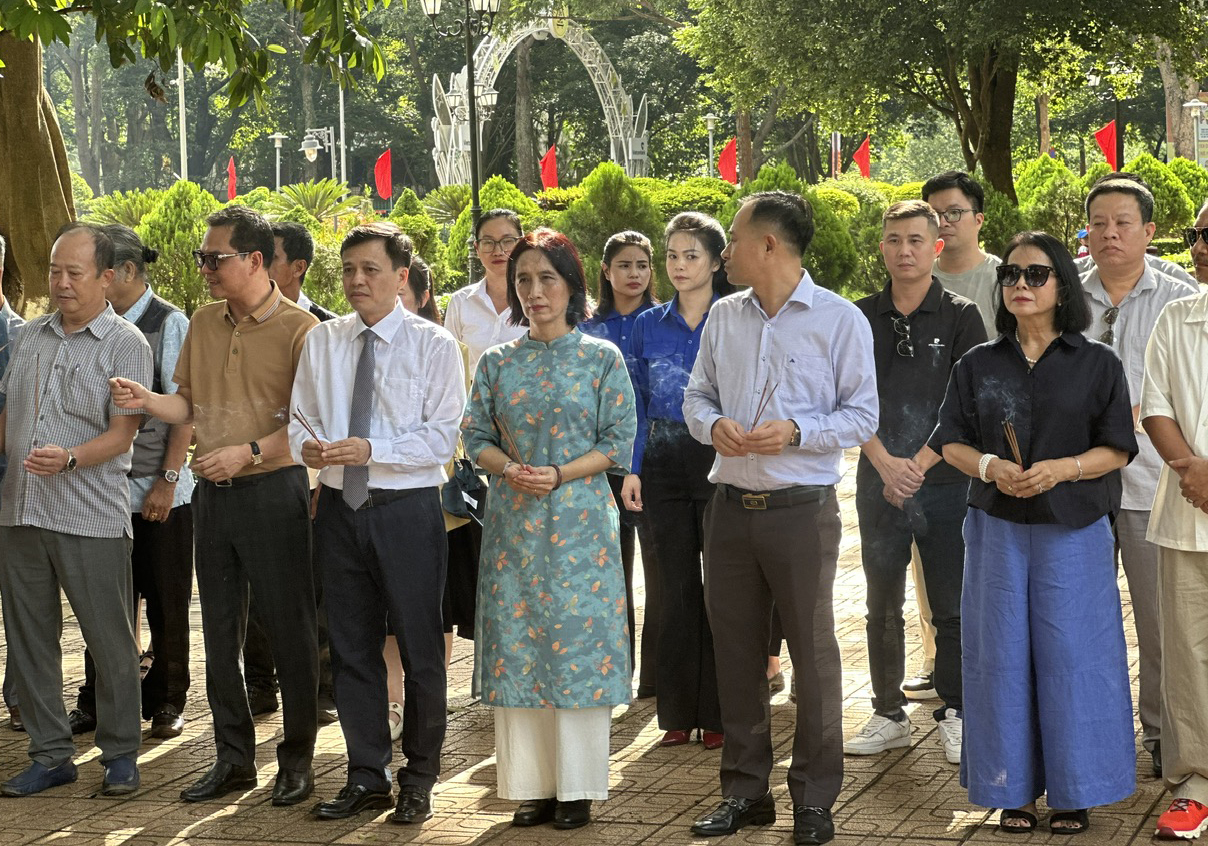 Dâng hương tưởng niệm các chiến sĩ Nam tiến và đồng bào làng Lạc Giao anh dũng hy sinh năm 1945