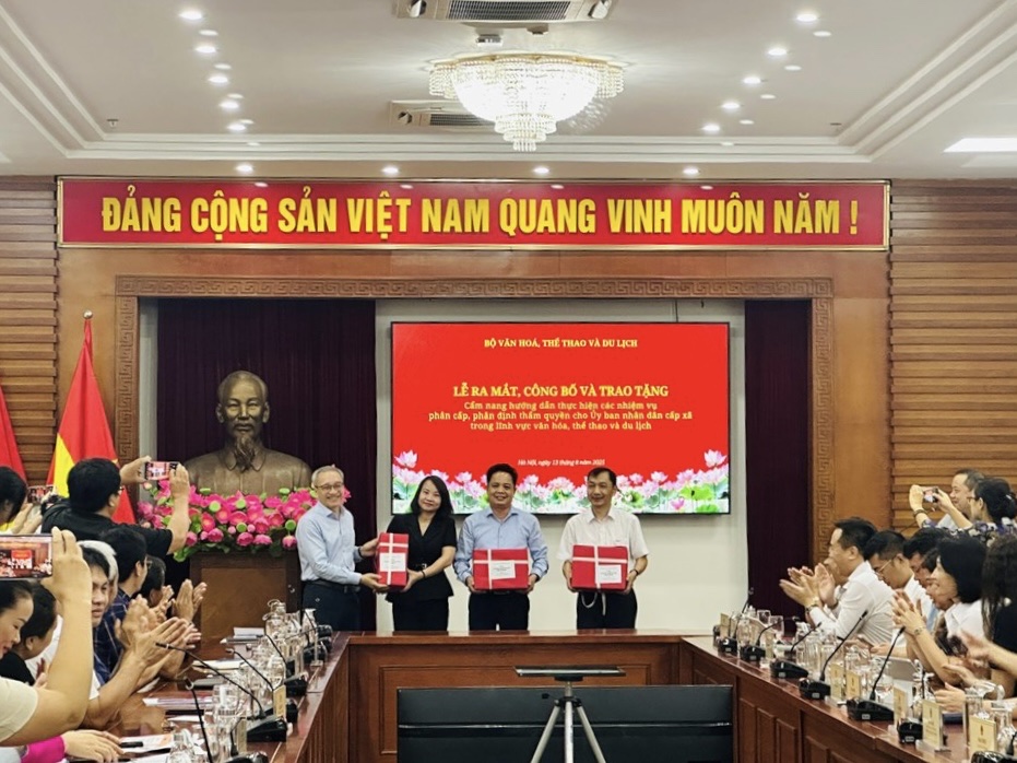 Cẩm nang hướng dẫn phân cấp, phân quyền: Công cụ mới cho chính quyền cơ sở