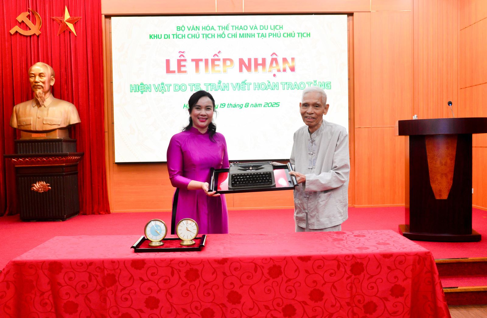 Nguyên Giám đốc Trần Viết Hoàn trao tặng hiện vật quý cho Khu Di tích Chủ tịch Hồ Chí Minh tại Phủ Chủ tịch