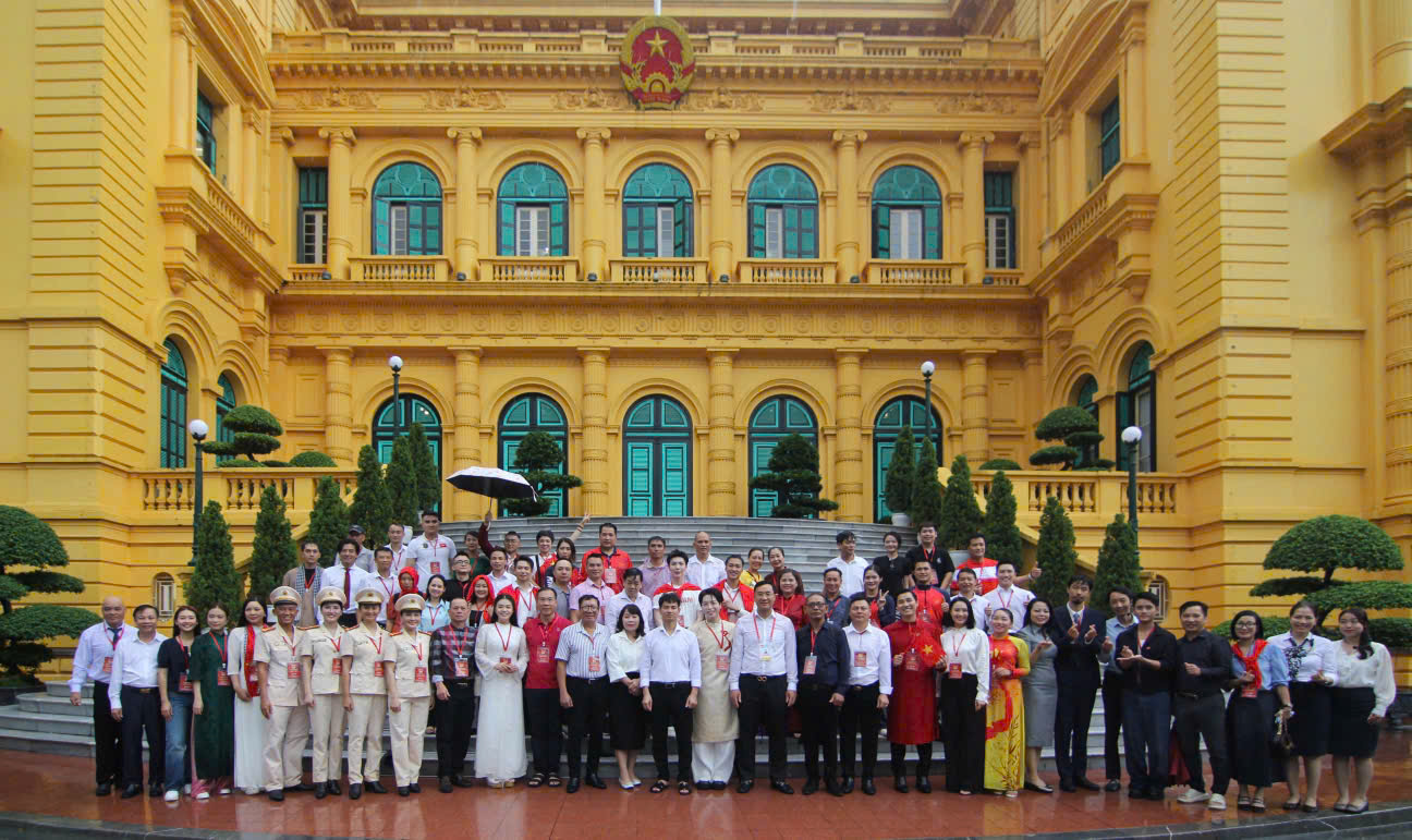 Đoàn các nghệ sĩ, diễn viên viếng Lăng Chủ tịch Hồ Chí Minh và dâng hương tưởng niệm Người