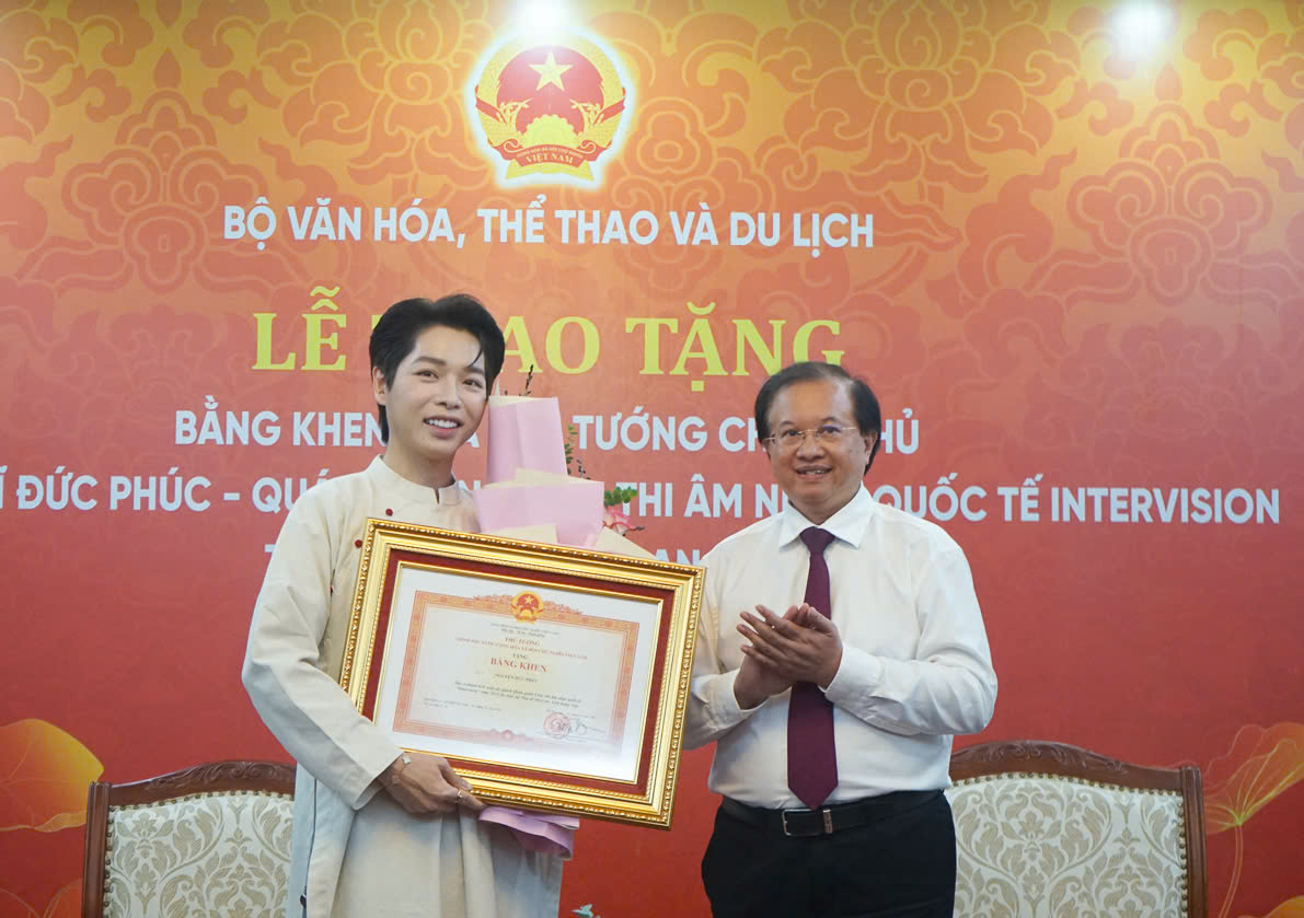 Lãnh đạo Bộ VHTTDL trao Bằng khen của Thủ tướng Chính phủ tặng ca sĩ Đức Phúc