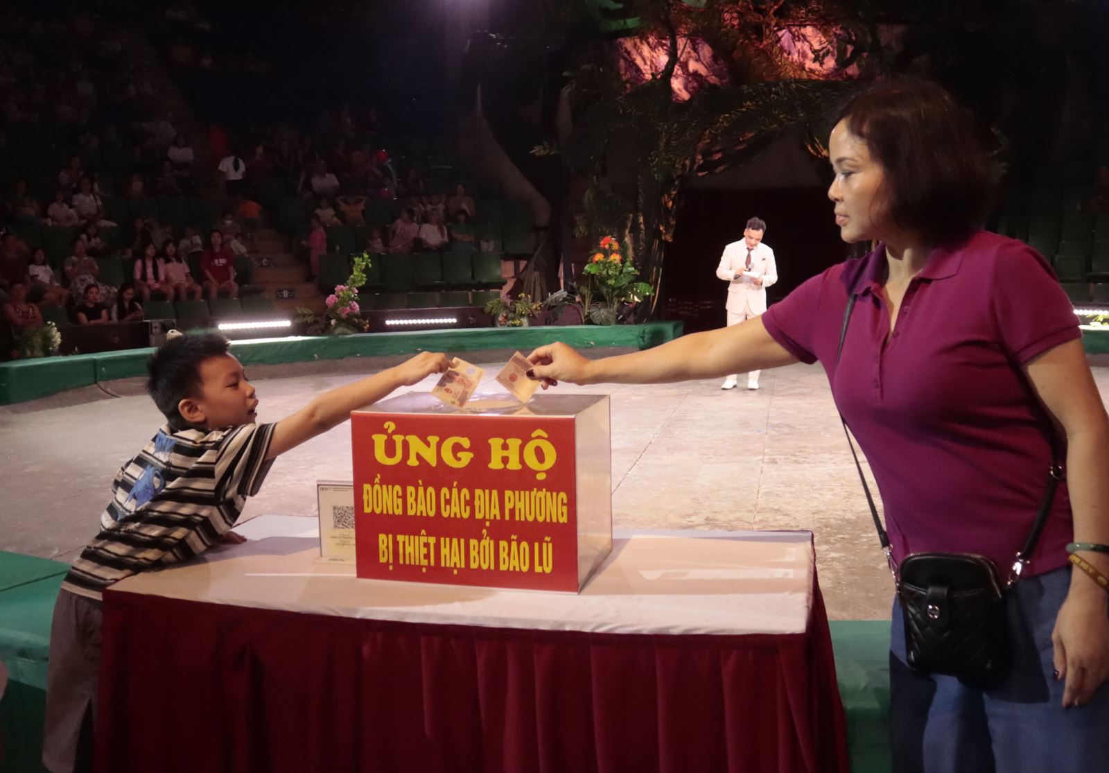 Chương trình xiếc đặc biệt “Cậu bé trở về từ rừng xanh” nhằm quyên góp, ủng hộ đồng bào vùng bão, lũ