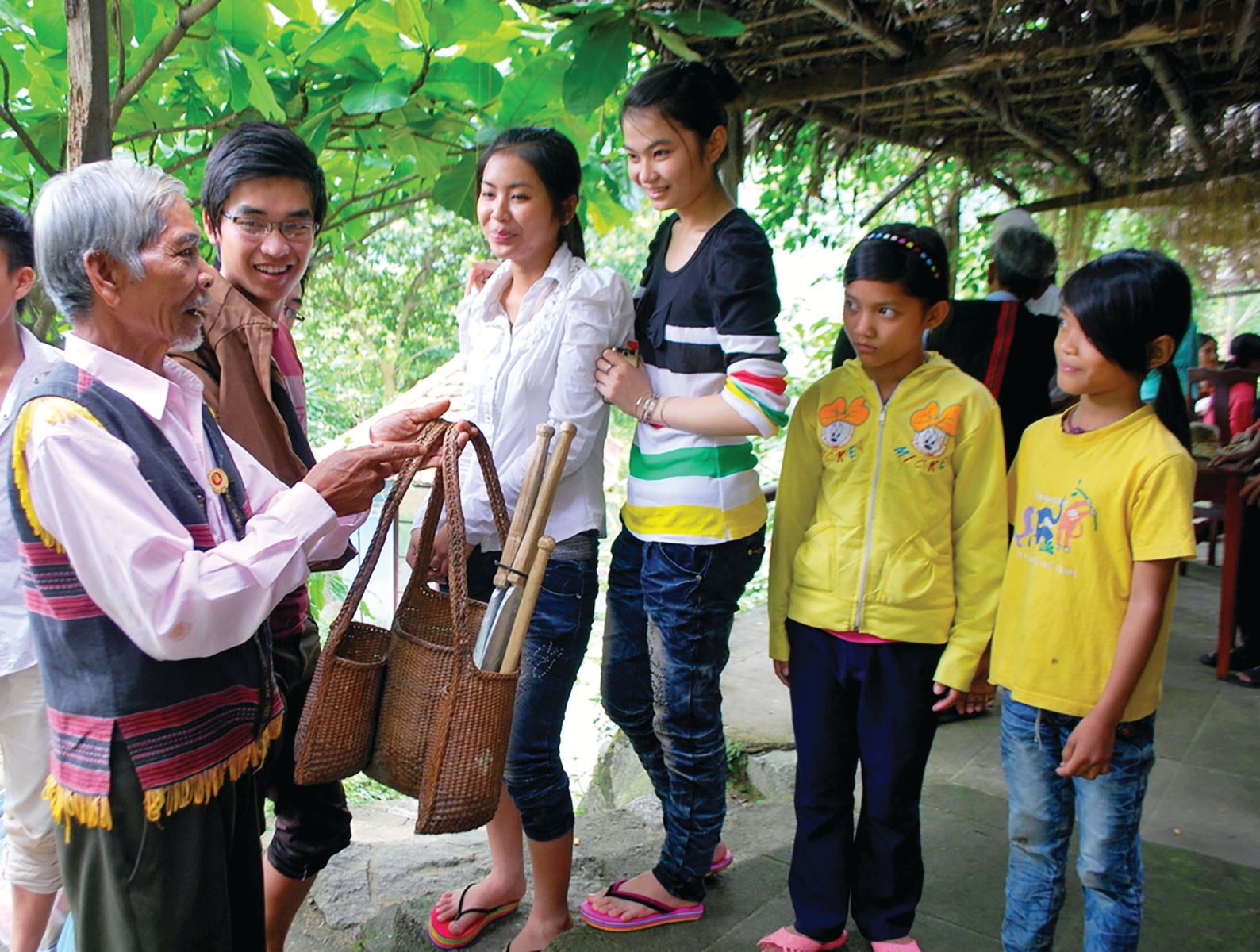 “Tà lắt 3 ngăn” - linh hồn văn hóa gùi của người Cơ Tu trên dãy Trường Sơn