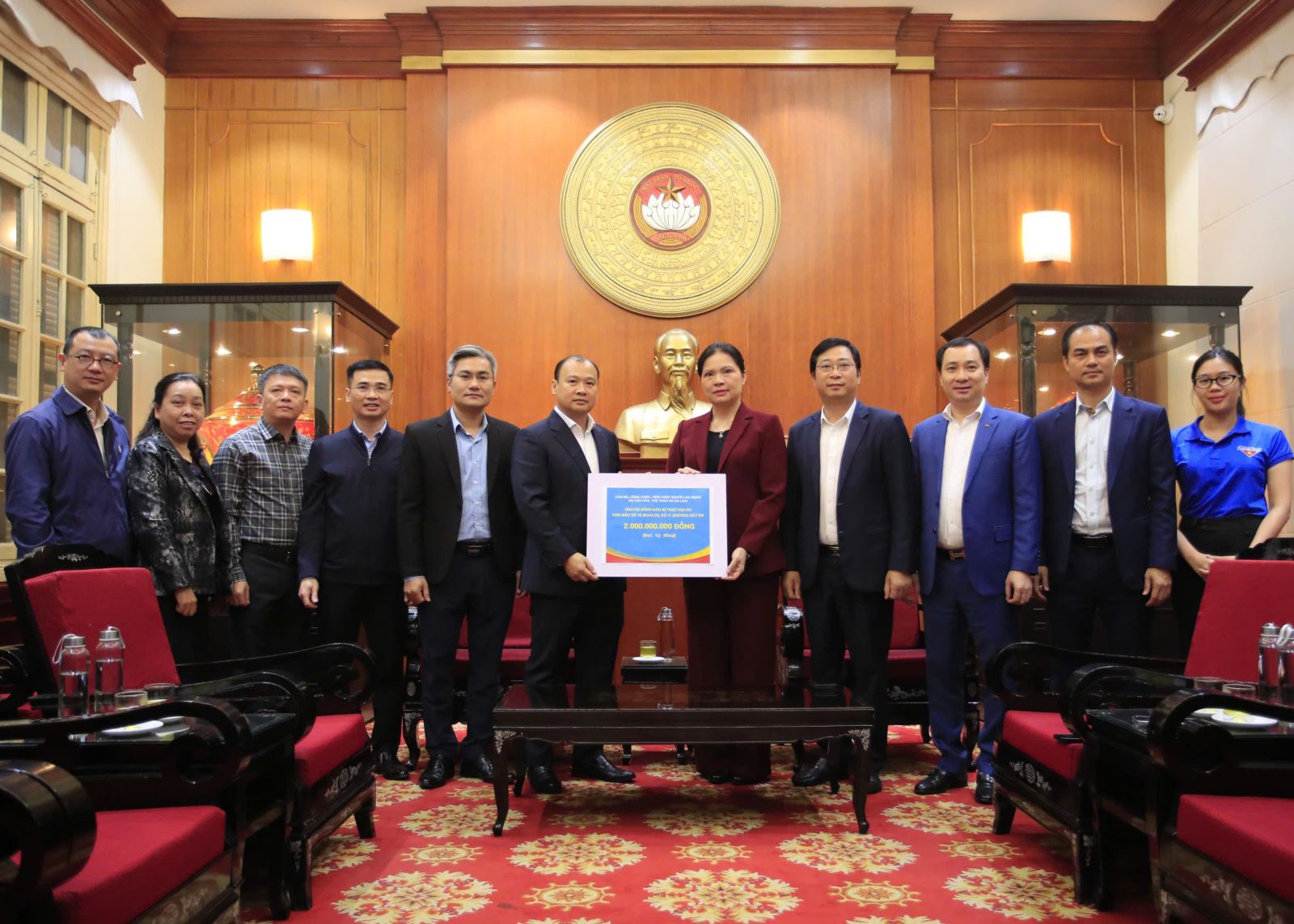 Bộ VHTTDL trao 2 tỷ đồng ủng hộ đồng bào bị thiệt hại do bão, lụt gây ra