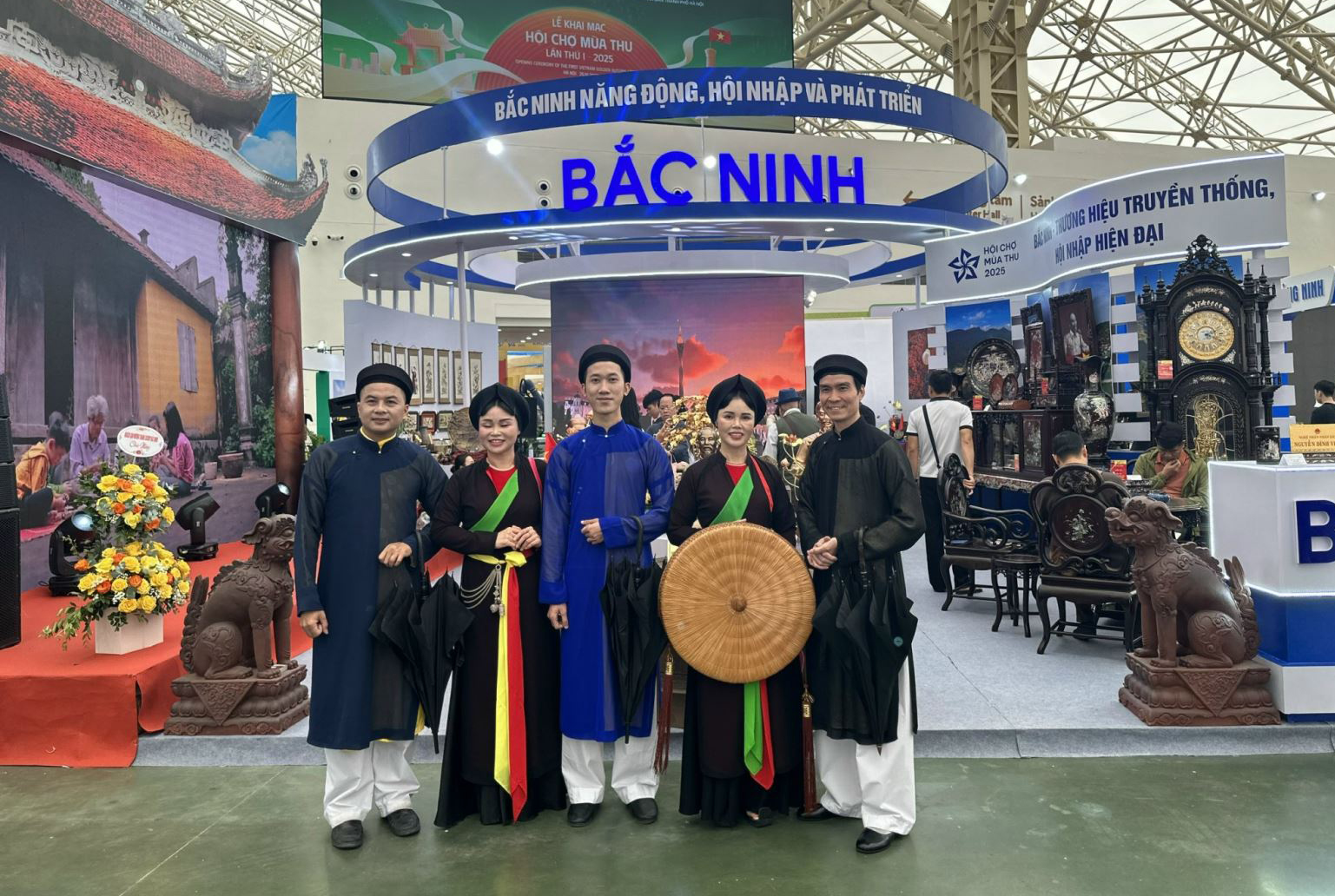 Không khí sôi động, sắc màu hội tụ tại Hội chợ Mùa thu 2025