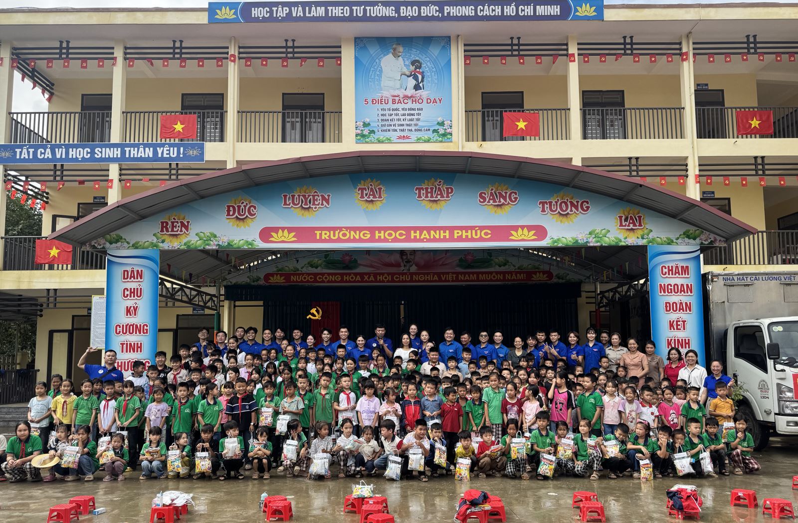 Đoàn Thanh niên Bộ VHTTDL: “Mang nghệ thuật - Gửi yêu thương - Thắp sáng ước mơ” đến đồng bào vùng lũ lụt 