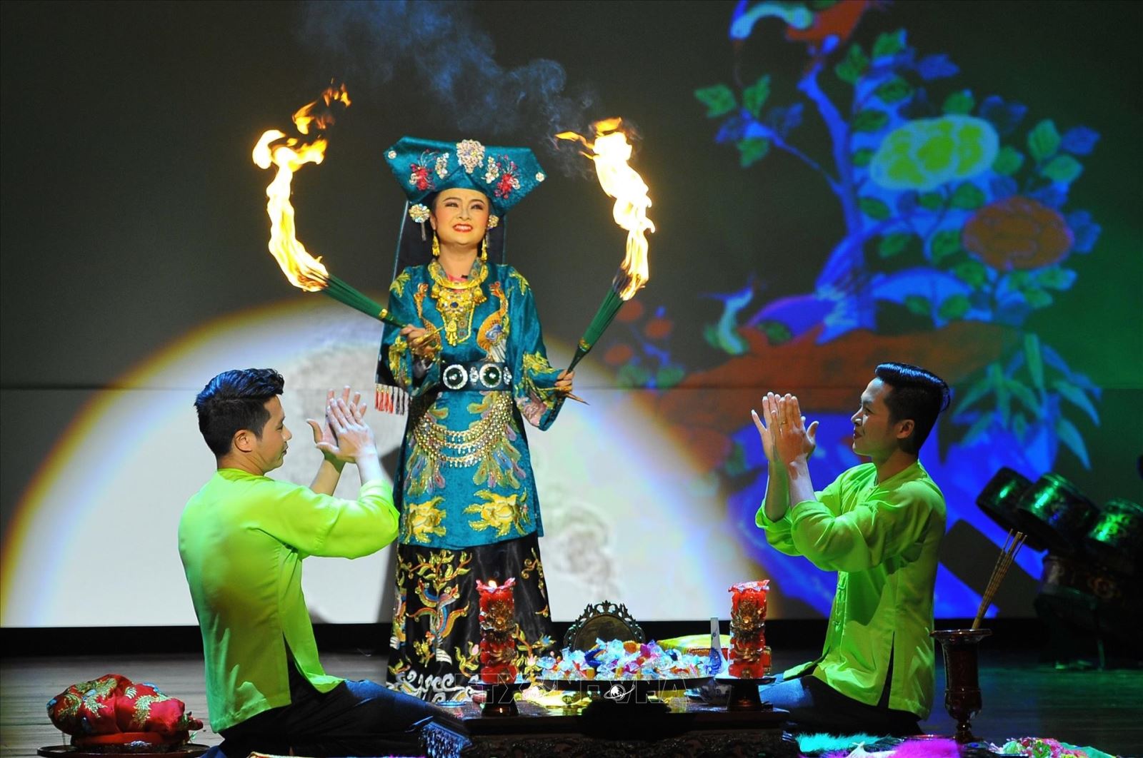 Ứng dụng múa lên đồng trên sân khấu múa chuyên nghiệp