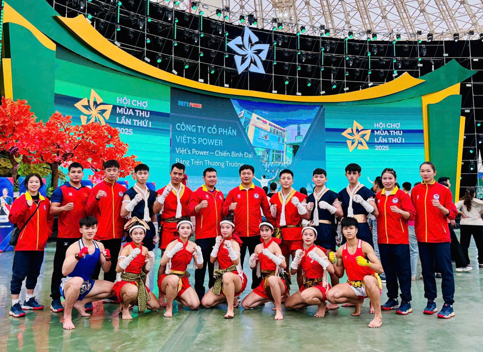 Dàn tuyển thủ võ thuật quốc gia “khuấy động” phân khu Thể thao ở Hội chợ Mùa Thu