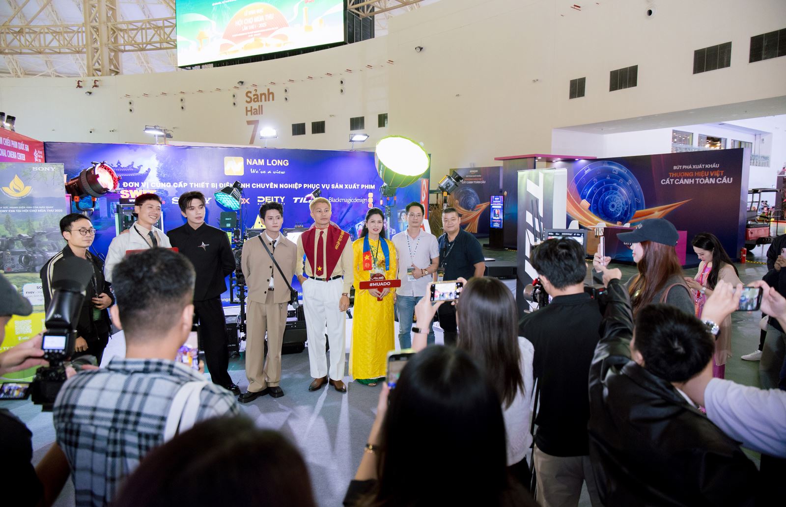 Giao lưu với dàn diễn viên và ê-kíp sản xuất ba bộ phim tại Hội chợ Mùa Thu 2025