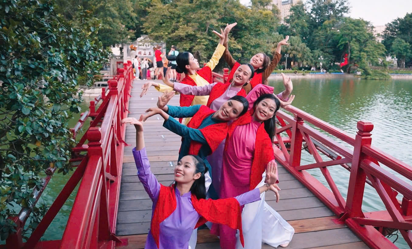 “Tay trong tay - Hand in hand”: Lan tỏa tinh thần đoàn kết