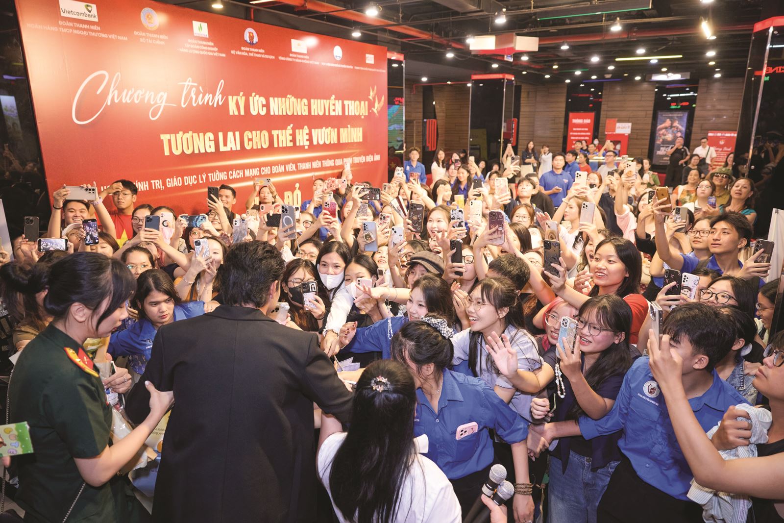 Mưa đỏ - Lý giải một “hiện tượng văn hóa” 