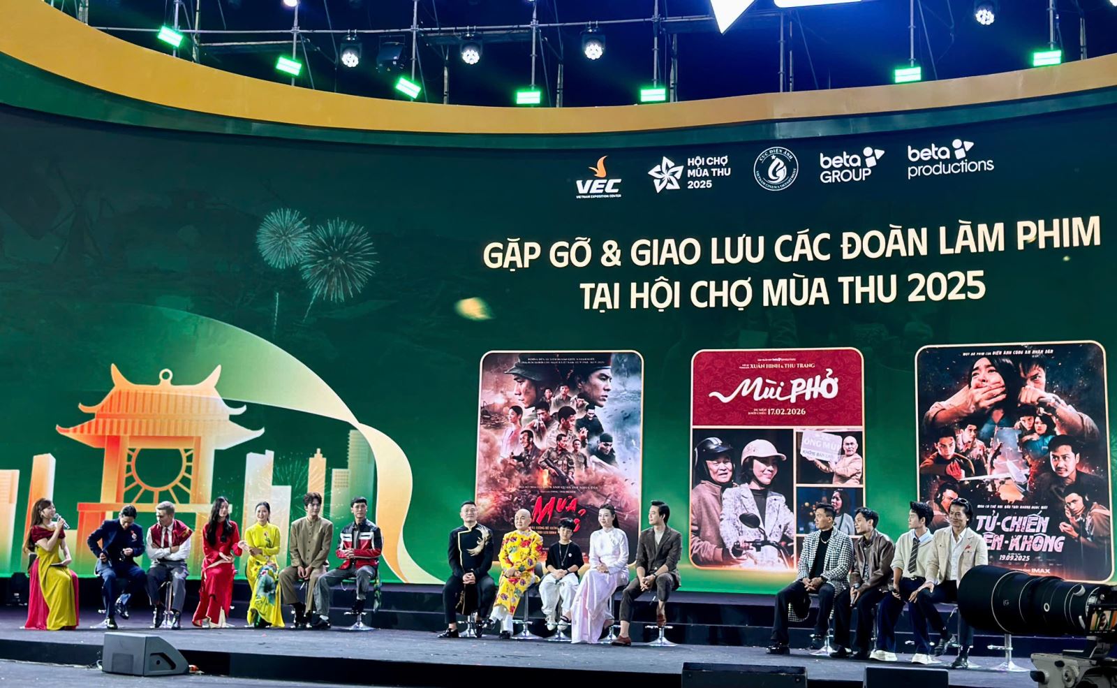 Ê kíp làm phim “Mưa đỏ", "Tử chiến trên không" và "Mùi phở" khuấy động  Hội chợ Mùa Thu