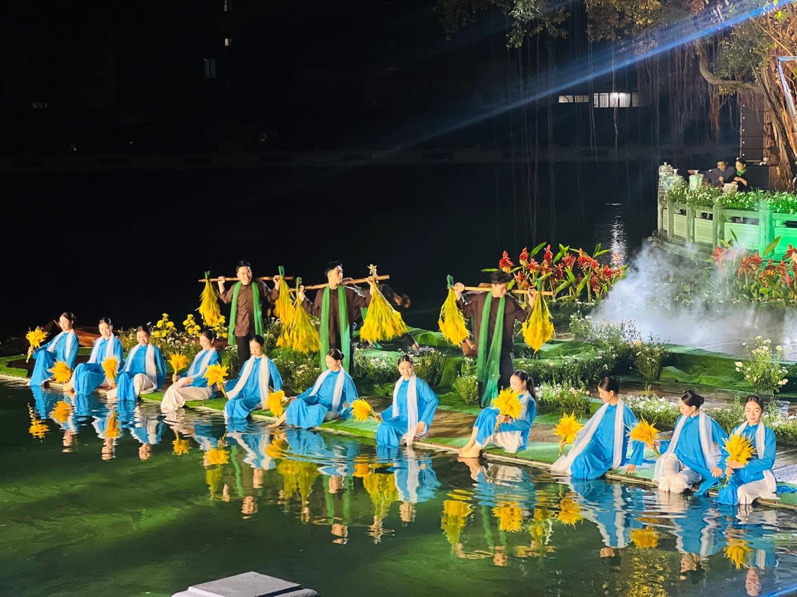 Tôn vinh Áo dài Việt  giữa không gian di sản Văn Miếu – Quốc Tử Giám