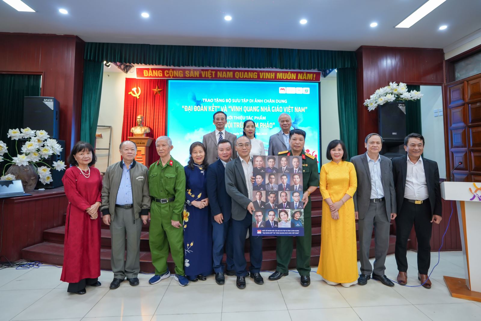 Trao tặng bộ sưu tập di ảnh chân dung “Đại đoàn kết và Vinh quang Nhà giáo Việt Nam”
