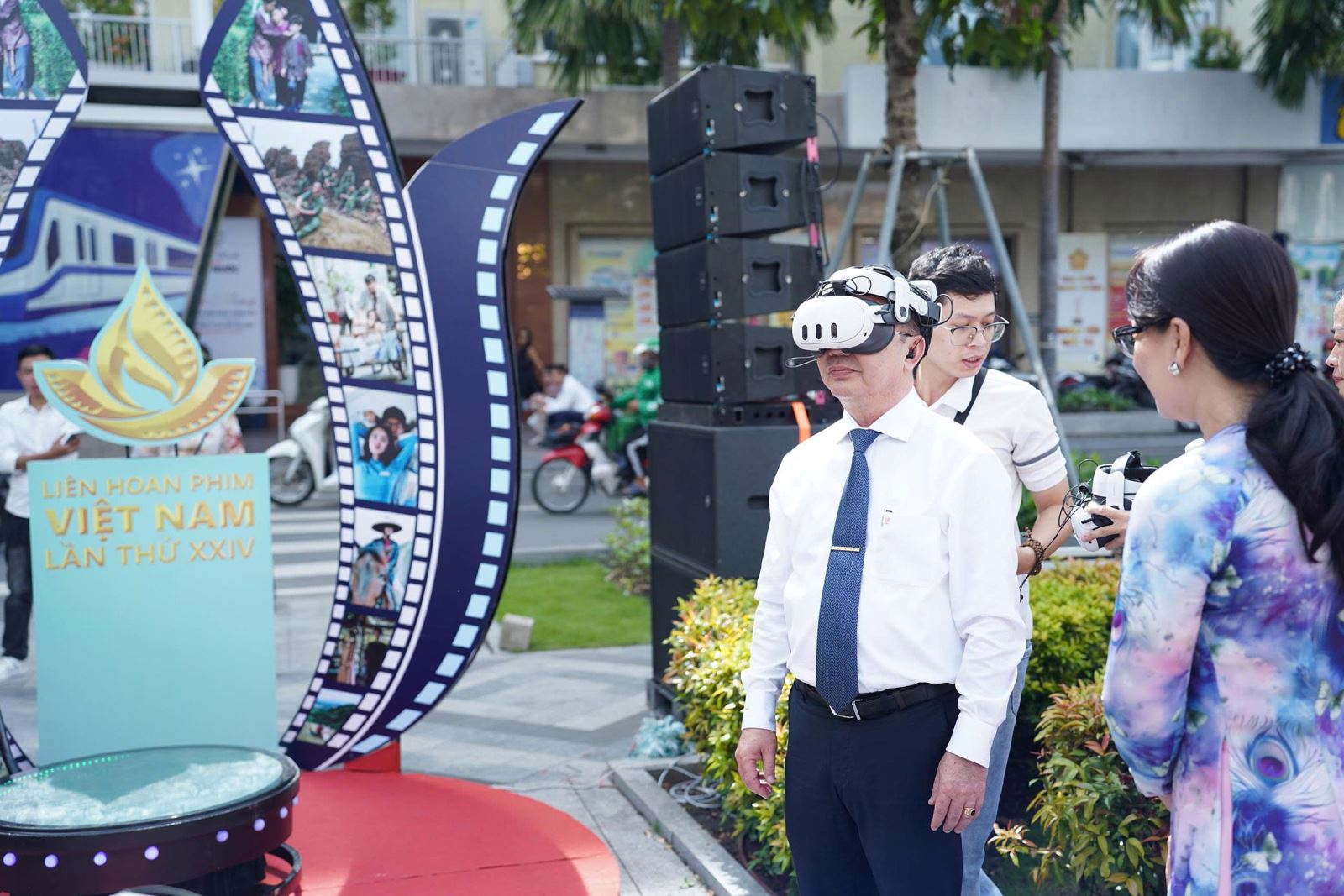 Khai mạc Triển lãm ảnh "Thành phố Hồ Chí Minh vươn mình cùng đất nước qua góc nhìn điện ảnh"