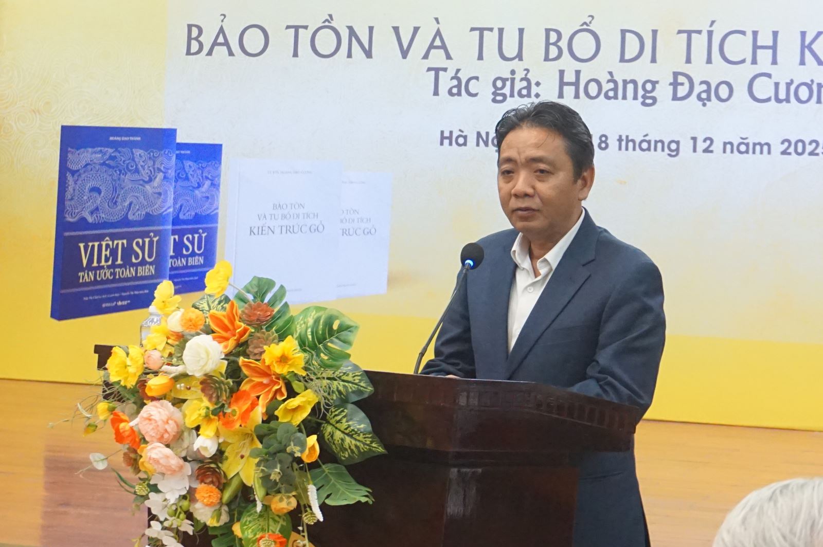 Ra mắt và trao tặng sách "Việt sử tân ước toàn biên" và "Bảo tồn và tu bổ di tích kiến trúc gỗ" 