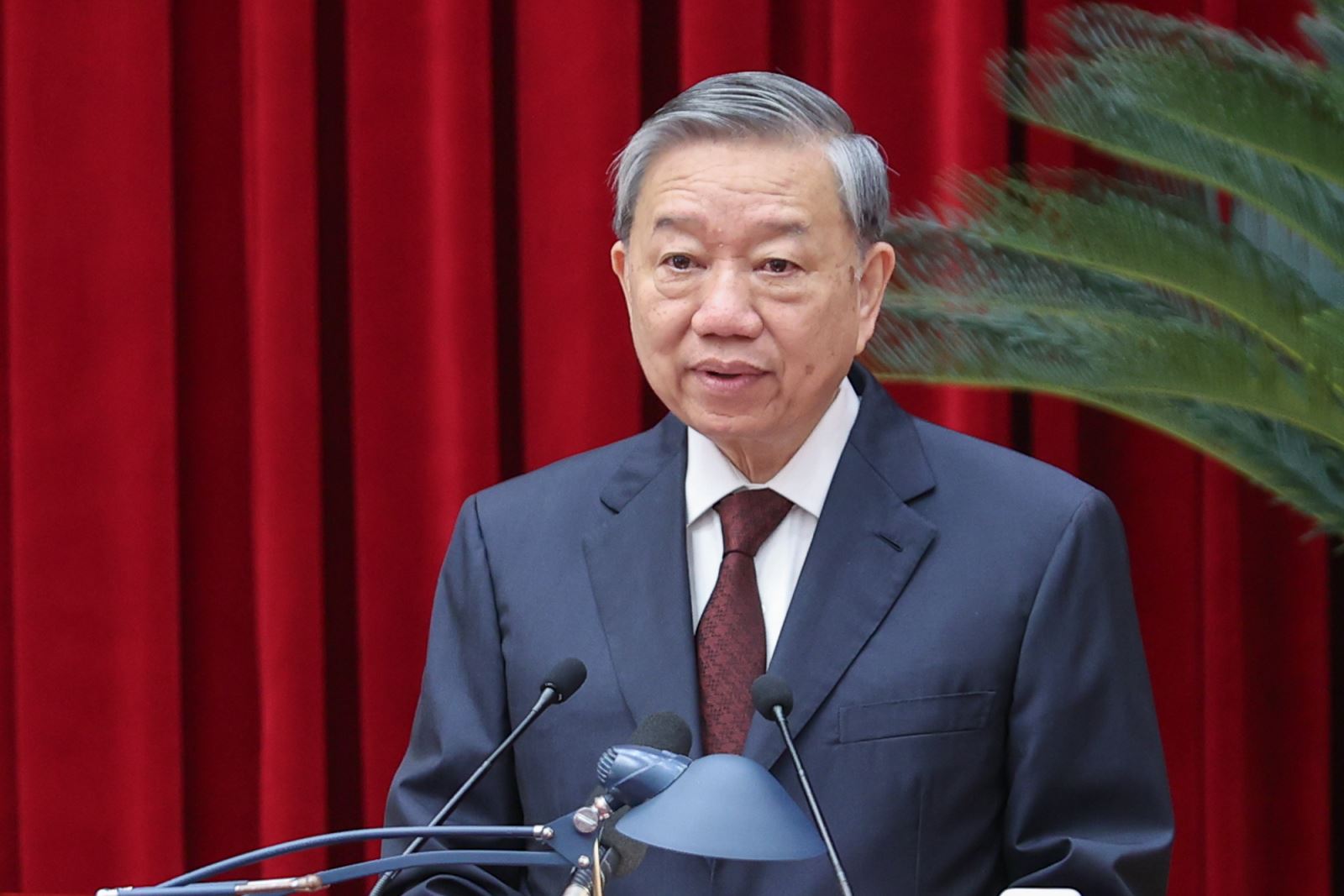 Quân đội nhân dân vững bước dưới cờ Đảng quang vinh 