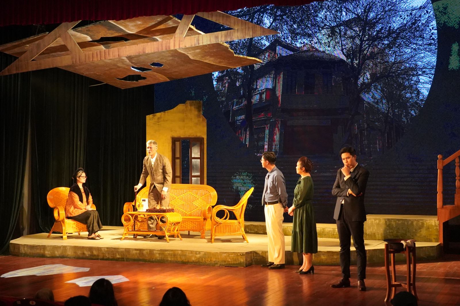 Vở kịch "Mặt nạ người": Góc khuất sau một gia đình tứ đại đồng đường